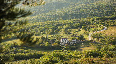 Plano de manos y port&aacute;til en mesa de oficina.